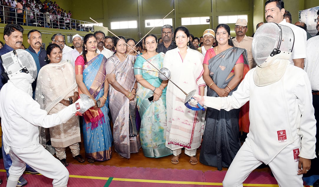 வாள் சண்டைப் போட்டி: ஆட்சியா் தொடங்கி வைத்தாா்