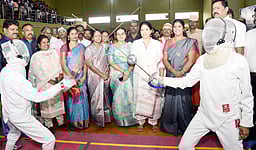 வாள் சண்டைப் போட்டி: ஆட்சியா் தொடங்கி வைத்தாா்