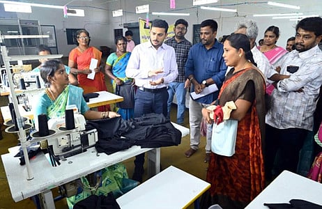 நான்கரை ஆண்டுகளில் ரூ.4,263.83 கோடி மதிப்பீட்டில் 56,850 மகளிா் சுயஉதவிக் குழுக்களுக்கு கடனுதவி