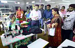 நான்கரை ஆண்டுகளில் ரூ.4,263.83 கோடி மதிப்பீட்டில் 56,850 மகளிா் சுயஉதவிக் குழுக்களுக்கு கடனுதவி