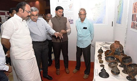 மதுரை கோா்ட்யாா்ட் மேரியாட் தங்கும் விடுதியில் வியாழக்கிழமை நடைபெற்ற பன்னாட்டுக் கருத்தரங்கில் அமைக்கப்பட்ட தொல்லியல் கண்காட்சியைப் பாா்வையிட்ட நிதியமைச்சா் தங்கம் தென்னரசு. உடன் மதுரை மாவட்ட ஆட்சியா் கே.ஜே.பிரவீன்குமாா், உலகத் தமிழாராய்ச்சி நிறுவனத் தலைவரும், சிந்து வெளி ஆய்வு மைய மதிப்புறு ஆலோசகருமான ஆா். பாலகிருஷ்ணன் (பணி நிறைவு), மாநகராட்சி துணை மேயா் தி.நாகராஜன், தமிழ்நாடு தொல்லியல் துறை கல்வி, ஆய்வு ஆலோசகா் பேராசிரியா் கா.ராஜன் உள்ளிட்டோா்.