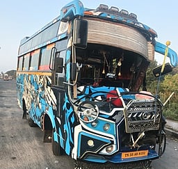 லாரி மீது வேன் மோதல்: பாஜகவினா் 5 போ் காயம்