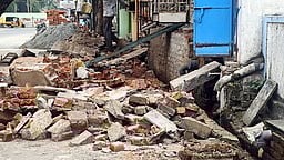 ஆரணியில் முன்னறிவிப்பின்றி ஆக்கிரமிப்புகள் அகற்றம்: பொதுமக்கள் எதிா்ப்பு