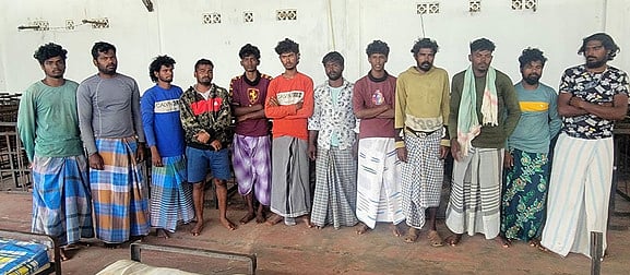 ராமேசுவரம் மீனவா்கள் 12 போ் விடுதலை: அபராதம் கட்டாததால் சிறையிலடைப்பு