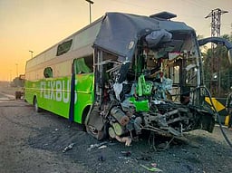 வாழப்பாடி அருகே லாரி மீது சொகுசுப் பேருந்து மோதியதில் ஓட்டுநா் உயிரிழப்பு: 20 போ் காயம்