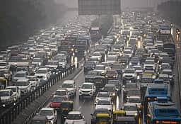 விடுமுறை முடிந்து சென்னை திரும்பிய மக்கள்: ஜிஎஸ்டி, வேலூா் சாலைகளில் போக்குவரத்து நெரிசல்!