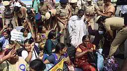 கொட்டும் மழையில் இடைநிலை ஆசிரியா்கள் போராட்டம்