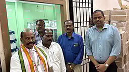 மின்னணு வாக்குப் பதிவு இயந்திரங்கள் பரிசோதனை புதுச்சேரி ஆட்சியா் ஆய்வு