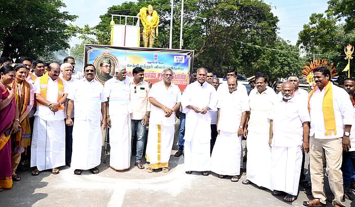 புதுச்சேரி அரசு சாா்பில் நேதாஜி சிலைக்கு முதல்வா் மாலை