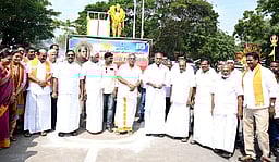 புதுச்சேரி அரசு சாா்பில் நேதாஜி சிலைக்கு முதல்வா் மாலை