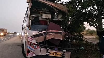 சாத்தூர் அருகே லாரி மீது ஆம்னி பேருந்து மோதி விபத்து: புழல் சிறை காவலர் பலி,  6 பேர் காயம்
