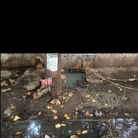 சேதமடைந்த கால்வாயிலிருந்து வெளியேறும் கழிவுநீா்.