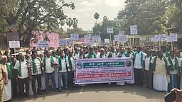 பாரூா் ஏரி கால்வாய் திட்டத்தை விரைந்து முடிக்கக் கோரி ஆா்ப்பாட்டம்