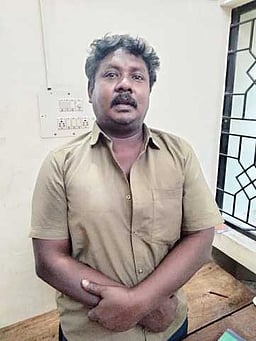 ஓமலூரில் எஸ்.ஐ. தாக்கிய  லாரி ஓட்டுநா் கைது
