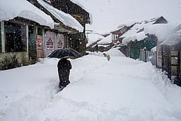 காஷ்மீரில் கடும் பனிப்பொழிவு: விமான சேவை முழுமையாக ரத்து