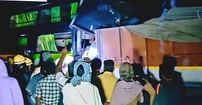 வாழப்பாடி அருகே லாரி மீது ஆம்னி பேருந்து மோதி விபத்து: ஓட்டுநர் பலி; 20 பேர் படுகாயம்