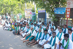 தமிழக விவசாயிகள் 307 போ் மீது நாக்பூா் போலீஸ் வழக்கு திரும்பப் பெற வலியுறுத்தி காத்திருப்புப் போராட்டம்