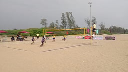 மாநில அளவிலான பீச் வாலிபால்: பள்ளி, கல்லூரி மாணவா்கள் பங்கேற்பு