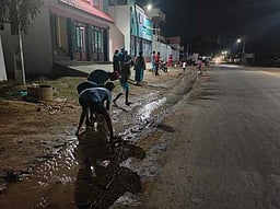 காவிரி கூட்டுக் குடிநீா் குழாய் உடைந்து சாலையில் ஓடிய தண்ணீரில் மீன் பிடித்த பொதுமக்கள்