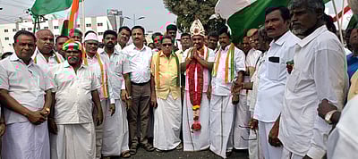 ஆரணியில் காங்கிரஸ் கட்சியினா் ஊா்வலம்