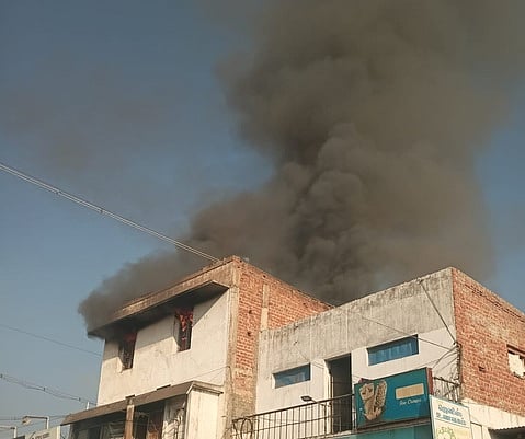 கம்பத்தில் ஆயத்த ஆடை தயாரிப்பு நிறுவனம், செருப்புக் கடை வெள்ளிக்கிழமை ஏற்பட்ட தீ விபத்து.