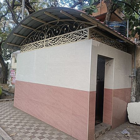 தருமபுரி நகராட்சி பள்ளி அருகே பயன்பாட்டுக்கு வராத இலவச கழிப்பறை.