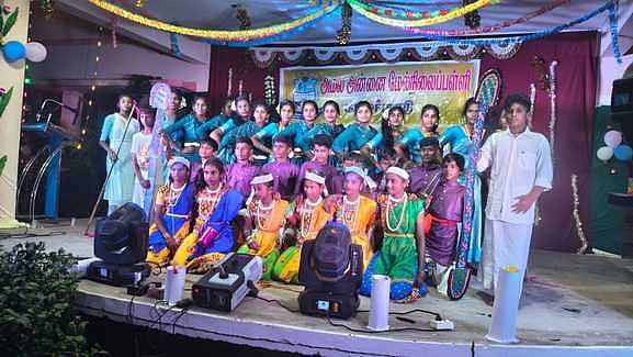 கலை நிகழ்ச்சிகளில் பங்கேற்ற மாணவ, மாணவிகள்.