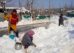 காஷ்மீரில் விடிய விடிய பனிப்பொழிவு: மக்களின் இயல்பு வாழ்க்கை பாதிப்பு