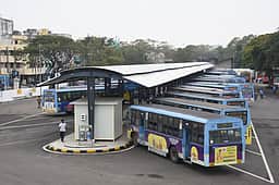 நாட்டறம்பள்ளி பேருந்து நிலையத்தில் அரசு பேருந்துகள் வராததால் பயணிகள் கடும் அவதி