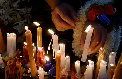 மேற்கு வங்கம்: மரத்தில் தொங்கிய நிலையில் 2 இளைஞர்களின் சடலங்கள் கண்டெடுப்பு   