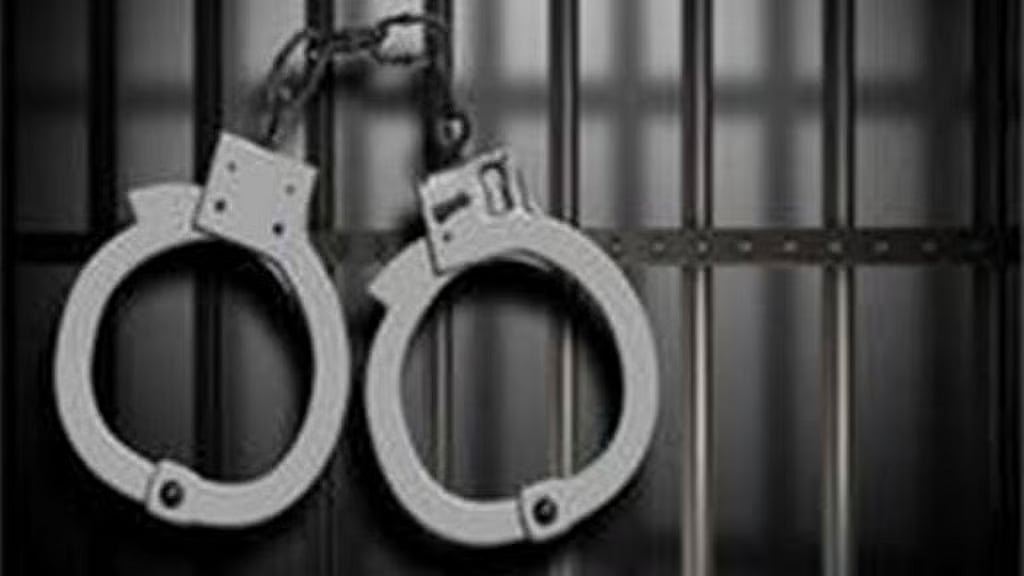 தகராறில் ஈடுபட்ட 12 போ் மீது வழக்கு: இருவா் கைது