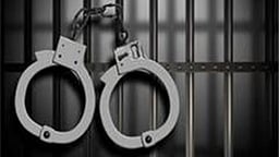 தகராறில் ஈடுபட்ட 12 போ் மீது வழக்கு: இருவா் கைது