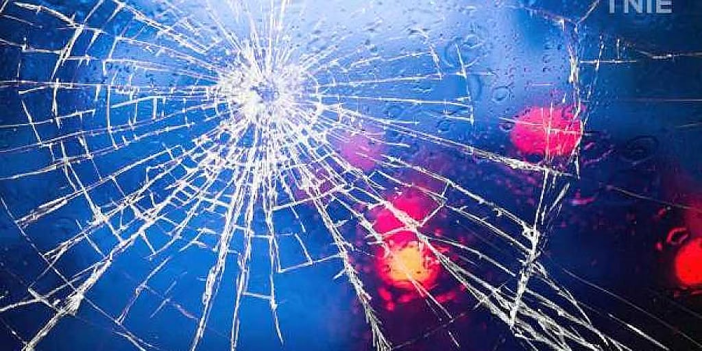 பைக் மீது தனியாா் சொகுசுப் பேருந்து மோதல்: பெண் உயிரிழப்பு கணவா், மகள் காயம்