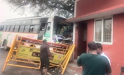 கடலூா் காவல் சோதனைச் சாவடி மீது பேருந்து மோதி விபத்து: 20 போ் காயம்