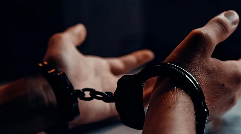 காற்றாலை ஊழியா் மீது தாக்குதல்: ஊராட்சித் தலைவரின் கணவா் கைது