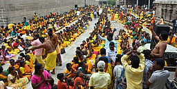 மண்சோறு சாப்பிட்ட பெண் பக்தா்கள்