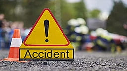 பள்ளி வேன்- சரக்கு வாகனம் மோதல்: 3 சிறுவா்கள் காயம்