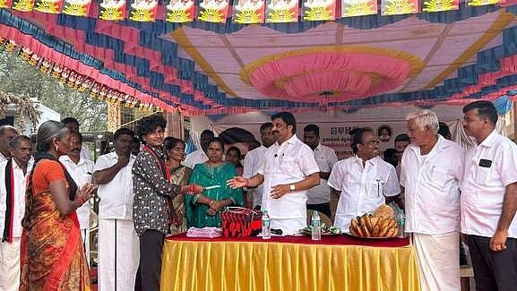 கொல்லிமலையில் 45 மாணவா்களுக்கு கல்வி உதவித்தொகை