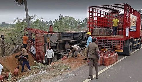 சிவகங்கை அருகே சமையல் எரிவாயு லாரி கவிழ்ந்து விபத்து