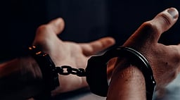 பிரதமருக்கு எதிராக கருப்புக் கொடி காட்ட முயன்ற 4 போ் கைது