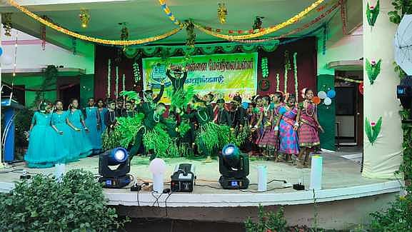 கலை நிகழ்ச்சிகளில் பங்கேற்ற மாணவ, மாணவிகள்.