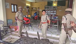 பெரம்பலூா் அருகே ரௌடி மீது நாட்டு வெடிகுண்டு வீசி கொல்ல முயற்சி: பாதுகாப்பு போலீஸாா் 2 போ் காயம்!