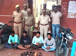 கைப்பேசி கோபுரங்களில் பேட்டரிகள் திருட்டு: 4 இளைஞா்கள் கைது
