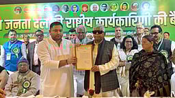 ஆர்ஜேடியின் தேசிய செயல் தலைவராக தேஜஸ்வி யாதவ் தோ்வு!