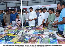 திருப்பூா் புத்தகத் திருவிழா: அரங்குகளைப் பாா்வையிட்ட அமைச்சா்