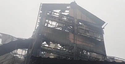 தீ விபத்தில் சேதமடைந்த நாலுமுக்கு தேயிலைத் தொழிற்சாலை.