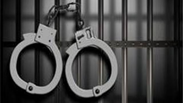 திருப்புவனம் அருகே கோயில் உண்டியலை உடைத்து திருடியவா் கைது