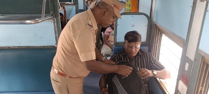 தென்காசி ரயில் நிலையத்தில் சோதனை மேற்கொண்ட போலீஸாா்.
