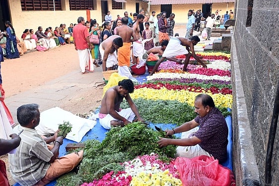புஷ்பாஞ்சலிக்காக குவித்து வைக்கப்பட்டுள்ள பூக்கள்.