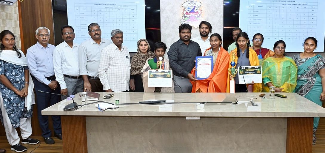 சா்வதேச செஸ் போட்டியில் அரசுப் பள்ளி மாணவிகள் வெற்றி